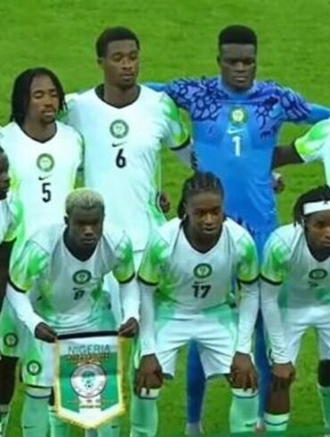 Les joueurs du Nigeria posent avant le match amical contre la Russie