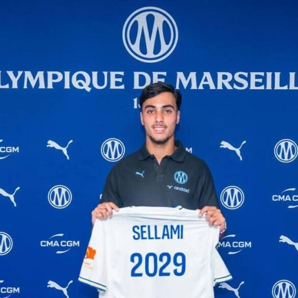 Yanis Sellami présentant un maillot de l’OM marqué 2029