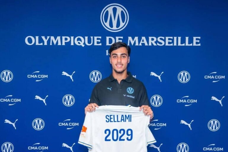 Yanis Sellami présentant un maillot de l’OM marqué 2029