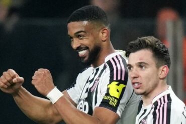 Footballeurs vêtus de noir et blanc lors d’un autre match, archive illustrative ; non Orlando Pirates