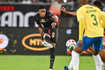 Joueur d’Orlando Pirates au duel avec un adversaire de Mamelodi Sundowns