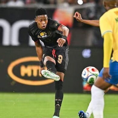Joueur d’Orlando Pirates au duel avec un adversaire de Mamelodi Sundowns