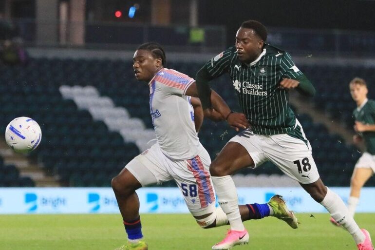Owen Oseni en action avec Plymouth Argyle