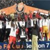 Équipe de football célébrant un trophée