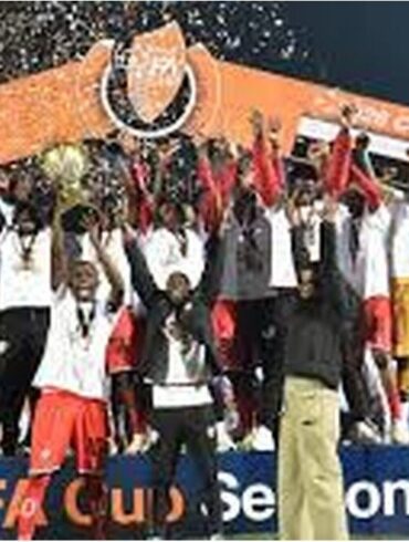 Équipe de football célébrant un trophée