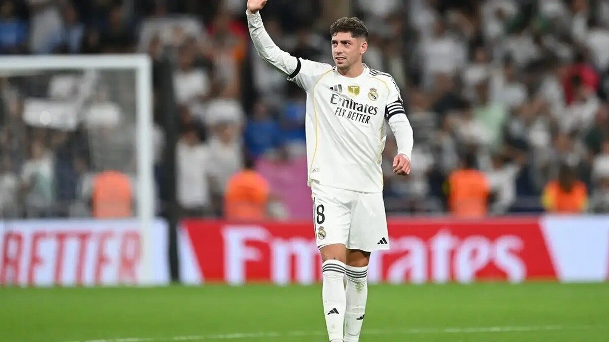 Footballeur dans un grand stade européen
