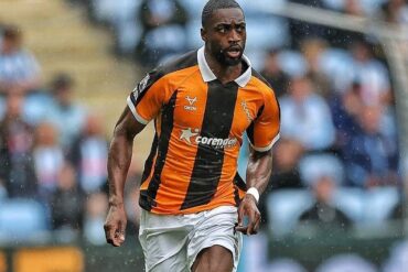 Semi Ajayi évoluant sur le terrain sous les couleurs de Hull City