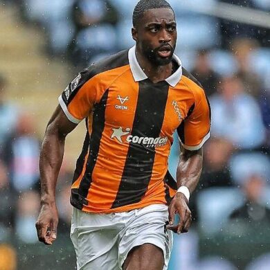 Semi Ajayi évoluant sur le terrain sous les couleurs de Hull City