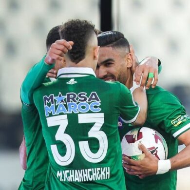 Adam Nafati avec ses coéquipiers du Raja