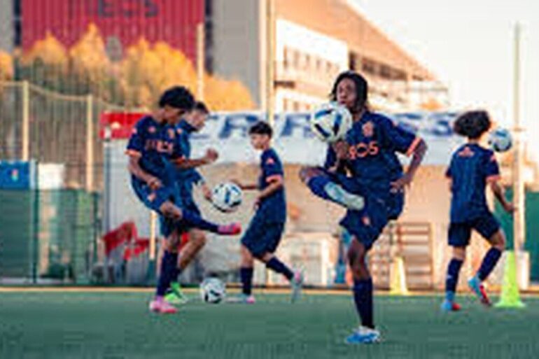 De jeunes footballeurs sur un terrain pendant une séance de préparation, archive illustrative.