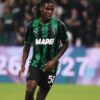 Darryl Bakola avec le maillot vert et noir de Sassuolo pendant une rencontre