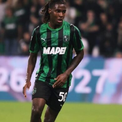 Darryl Bakola avec le maillot vert et noir de Sassuolo pendant une rencontre