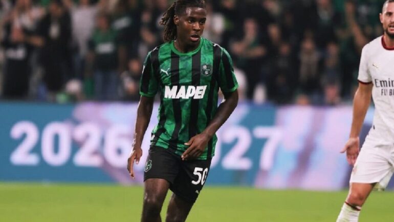 Sassuolo : l’AC Milan rejoint la course à Darryl Bakola, évalué à 35 M€