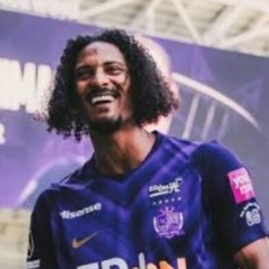 Sébastien Haller sous le maillot violet de Sanfrecce Hiroshima