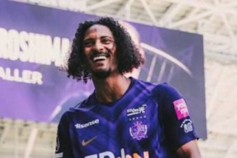Sébastien Haller sous le maillot violet de Sanfrecce Hiroshima