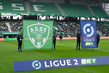 Banderole de l’AS Saint-Étienne sur la pelouse avant une rencontre de Ligue 2