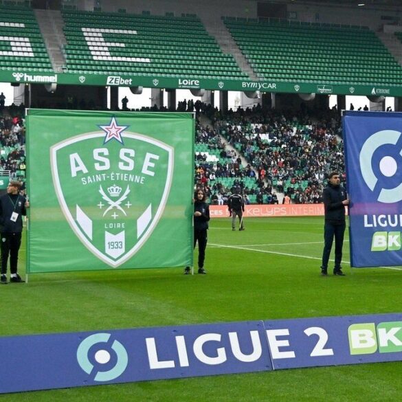 Banderole de l’AS Saint-Étienne sur la pelouse avant une rencontre de Ligue 2