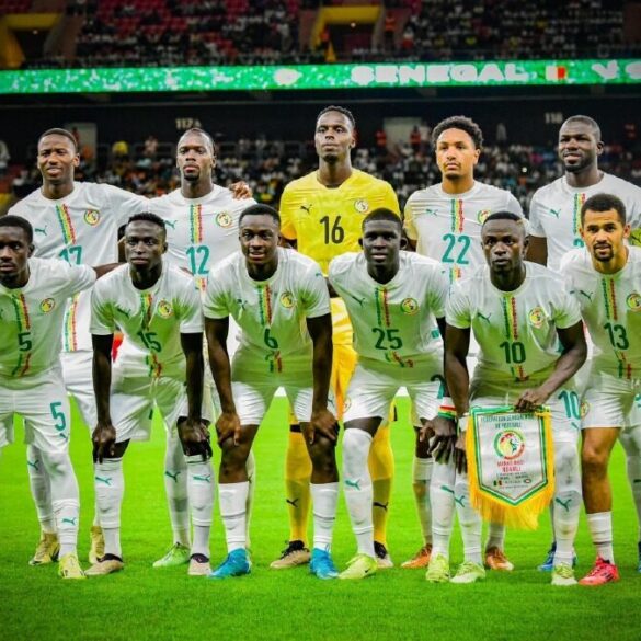 Sélection du Sénégal réunie sur la pelouse