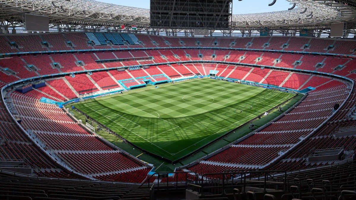 Vue d’une pelouse de football, illustration de l’affiche olympique à venir.